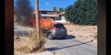 Έστησαν ενέδρα σε οδηγό – Του έκλεισαν τον δρόμο, τον ξυλοκόπησαν και του έκαψαν το αυτοκίνητο (video)