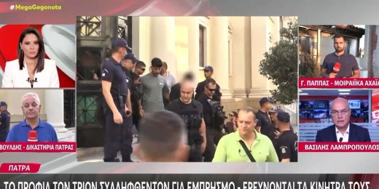Προπηλάκισαν τους κατηγορούμενους για εμπρησμό έξω από τα δικαστήρια – «Κάψατε όλη την Πάτρα»