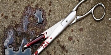 Άνδρας σκότωσε με ψαλίδι σύζυγο και πεθερά ανήμερα των γενεθλίων του γιου τους