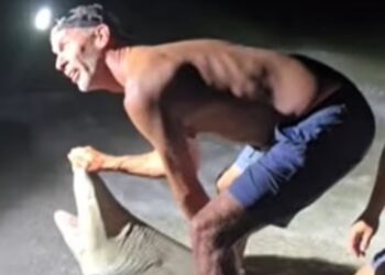 Η στιγμή που Αμερικανός προσπαθεί να βγάλει selfie με καρχαρία και αυτός τον δαγκώνει (video)