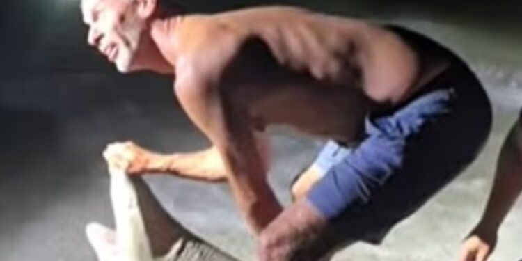 Η στιγμή που Αμερικανός προσπαθεί να βγάλει selfie με καρχαρία και αυτός τον δαγκώνει (video)