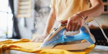 Alldaynews.gr Σιδερώνετε συχνά; Οι ειδικοί προειδοποιούν πώς πρέπει να το σταματήσετε – Οι λόγοι