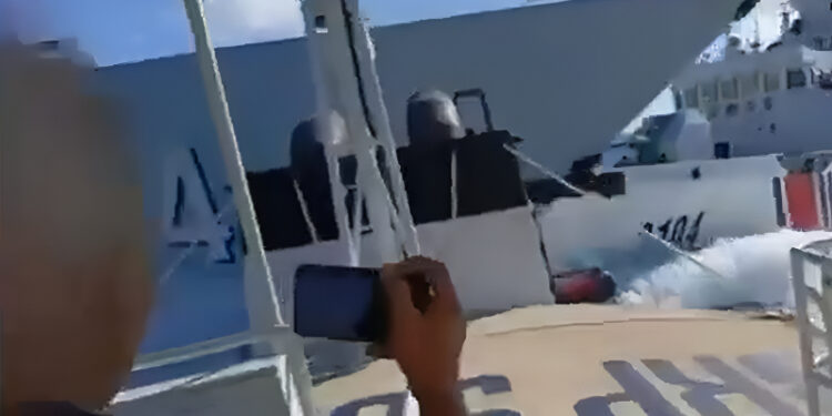 Alldaynews.gr Σφοδρή σύγκρουση πολεμικού πλοίου της Κίνας με σκάφος ακτοφυλακής που καταδίωκε Φιλιππινέζους