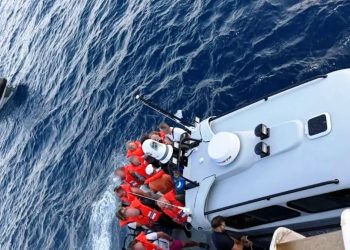 Alldaynews.gr «Δεν μας ενημέρωσε ο πλοίαρχος» λέει το Λιμενικό για το πλοίο που «κόλλησε» σε ξέρα – «Μας έβγαλαν με μια σκάλα οικιακή, σιδερένια» περιγράφουν επιβάτες