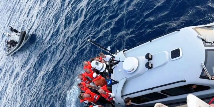 «Δεν μας ενημέρωσε ο πλοίαρχος» λέει το Λιμενικό για το πλοίο που «κόλλησε» σε ξέρα – «Μας έβγαλαν με μια σκάλα οικιακή, σιδερένια» περιγράφουν επιβάτες