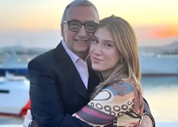 «Ύποπτο να προσπαθεί να αμαυρώσει τη φήμη του πατέρα μου τώρα!» – Καταπέλτης η Νίκη Σούρα