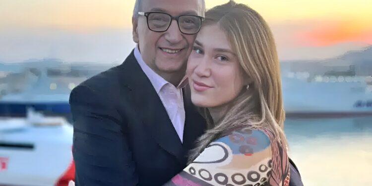 «Ύποπτο να προσπαθεί να αμαυρώσει τη φήμη του πατέρα μου τώρα!» – Καταπέλτης η Νίκη Σούρα