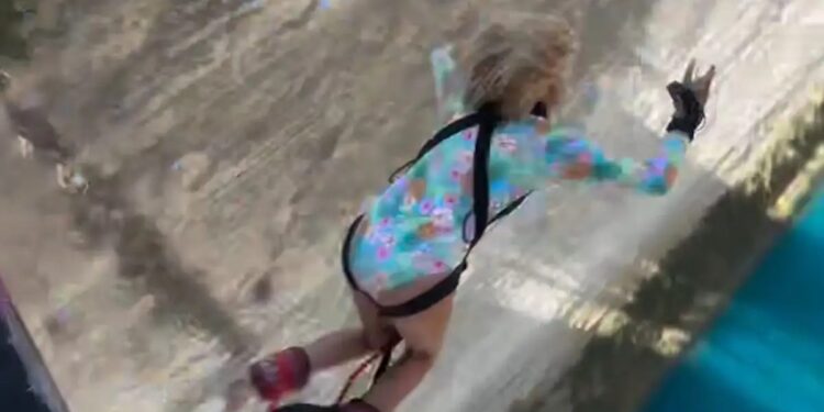 Alldaynews.gr Η Σάσα Σταμάτη κάνει bungee jumping στον Ισθμό της Κορίνθου – Βίντεο με το άλμα της στο κενό