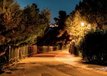 Alldaynews.gr Αιματηρό επεισόδιο στην Ακρόπολη: Πήγε να τον κλέψει και τον ξυλοκόπησε άγρια