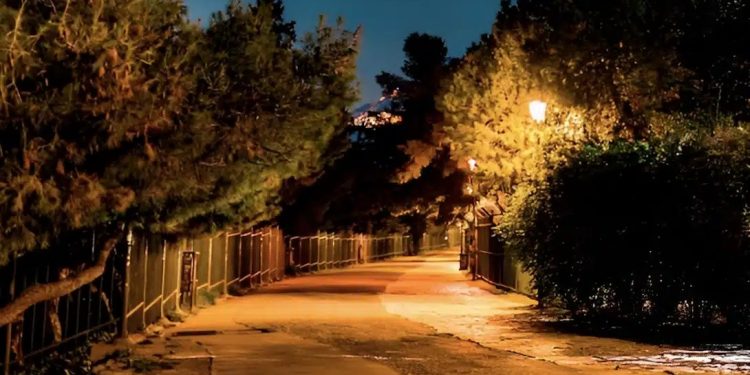 Alldaynews.gr Αιματηρό επεισόδιο στην Ακρόπολη: Πήγε να τον κλέψει και τον ξυλοκόπησε άγρια