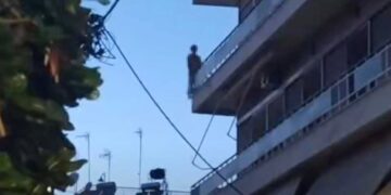 Alldaynews.gr Σοκ στη χώρα μας: Νεκρή νεαρή μητέρα – Έπεσε από μπαλκόνι πολυκατοικίας – Από τον 4ο όροφο