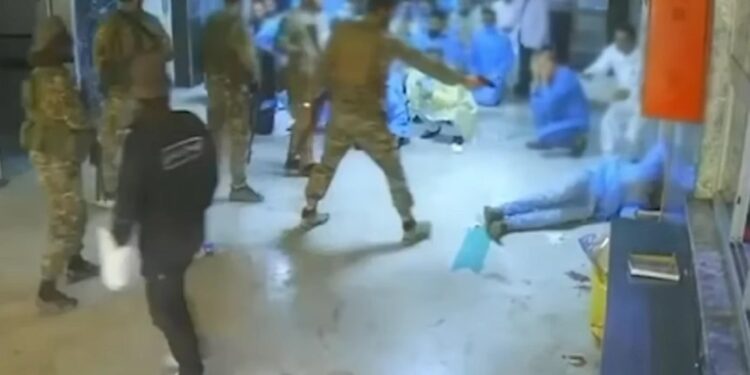 Alldaynews.gr Αγκάλιασε τον οδηγό που σκότωσε και εγκατέλειψε τον σύζυγό της σε τροχαίο – Το βίντεο που έγινε viral