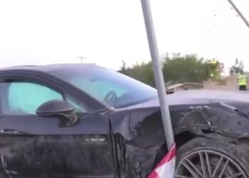 Σοβαρό τροχαίο μετά από εμβολισμό ΙΧ από Porsche – Ο οδηγός της έσπασε την ηλιοροφή και εξαφανίστηκε (video)