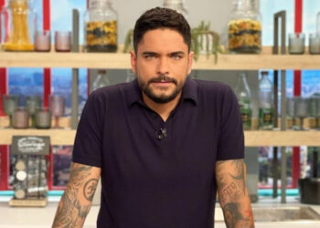 Alldaynews.gr Ξέσπασε ο Τίμος Ζαχαράτος: «Οι γνωστοί «ελληναράδες» των διακοπών – Κάθε Δεκαπενταύγουστο ξεπροβάλλετε με ύφος χιλίων καρδιναλίων»