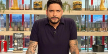 Alldaynews.gr Ξέσπασε ο Τίμος Ζαχαράτος: «Οι γνωστοί «ελληναράδες» των διακοπών – Κάθε Δεκαπενταύγουστο ξεπροβάλλετε με ύφος χιλίων καρδιναλίων»