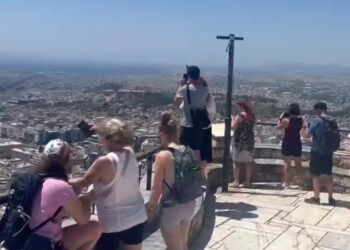 Τουρίστας πήγε να βγάλει φωτογραφία και έπεσε στο κενό από τον Λυκαβηττό