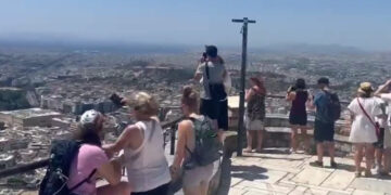 Alldaynews.gr Τουρίστας πήγε να βγάλει φωτογραφία και έπεσε στο κενό από τον Λυκαβηττό