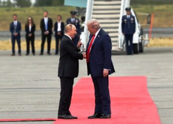 Στην Αλάσκα ο Ντόναλντ Τραμπ και ο Βλαντιμίρ Πούτιν – Ιστορική χειραψία των δυο ηγετών στο κόκκινο χαλί