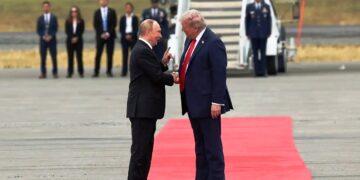 Alldaynews.gr Στην Αλάσκα ο Ντόναλντ Τραμπ και ο Βλαντιμίρ Πούτιν – Ιστορική χειραψία των δυο ηγετών στο κόκκινο χαλί