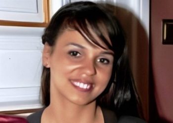 Η Ειρήνη η Τσιγγάνα που διαβάζοντας με τον φακό στα χέρια, τελείωσε την Πάντειο και άλλαξε τη ζωή της