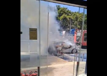 Βίντεο ντοκουμέντο από τη στιγμή που αυτοκίνητο τυλίγεται στις φλόγες στον κόμβο Ατσιποπούλου