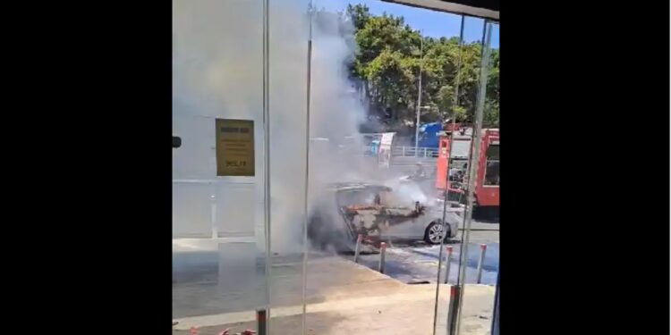 Alldaynews.gr Βίντεο ντοκουμέντο από τη στιγμή που αυτοκίνητο τυλίγεται στις φλόγες στον κόμβο Ατσιποπούλου