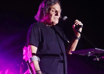 Ο Βασίλης Παπακωνσταντίνου έδωσε συναυλία, κρατώντας πατερίτσα μετά τον τραυματισμό που είχε