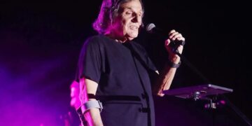 Ο Βασίλης Παπακωνσταντίνου έδωσε συναυλία, κρατώντας πατερίτσα μετά τον τραυματισμό που είχε