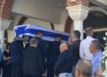 Alldaynews.gr Πλήθος κόσμου στην κηδεία του Απόστολου Βεσυρόπουλου – Τυλιγμένο με την ελληνική σημαία το φέρετρό του