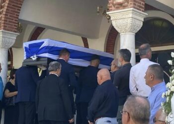 Πλήθος κόσμου στην κηδεία του Απόστολου Βεσυρόπουλου – Τυλιγμένο με την ελληνική σημαία το φέρετρό του