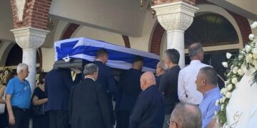 Πλήθος κόσμου στην κηδεία του Απόστολου Βεσυρόπουλου – Τυλιγμένο με την ελληνική σημαία το φέρετρό του