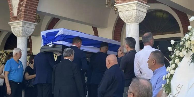 Πλήθος κόσμου στην κηδεία του Απόστολου Βεσυρόπουλου – Τυλιγμένο με την ελληνική σημαία το φέρετρό του