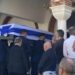 Alldaynews.gr Πλήθος κόσμου στην κηδεία του Απόστολου Βεσυρόπουλου – Τυλιγμένο με την ελληνική σημαία το φέρετρό του
