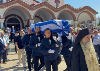 Συγκίνηση στην κηδεία του Απόστολου Βεσυρόπουλου – «Ψηλέ, θα μας λείψεις» είπε στον επικήδειο ο Κυριάκος Μητσοτάκης