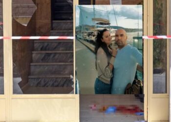 «Είδα τον μπαμπά να καρφώνει τη μαμά με το μαχαίρι» – Σε σοκ τα παιδιά, ανθρωποκυνηγητό για τον δράστη