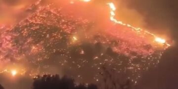 Εκτός ελέγχου η φωτιά: Εκκενώνονται ακόμη 6 οικισμοί – Βίντεο που κόβουν την ανάσα από το πύρινο μέτωπο – Στο νοσοκομείο 4 πυροσβέστες