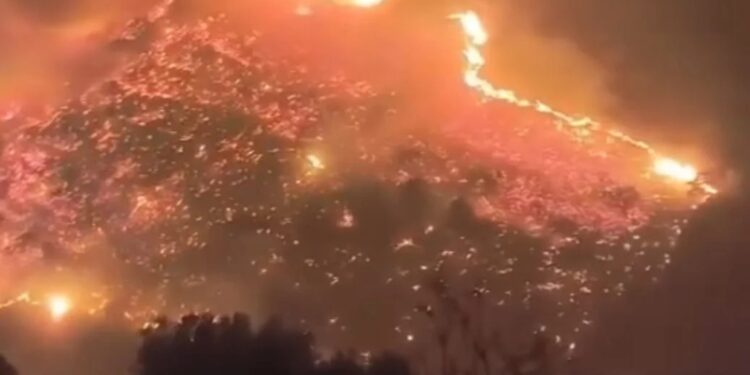 Εκτός ελέγχου η φωτιά: Εκκενώνονται ακόμη 6 οικισμοί – Βίντεο που κόβουν την ανάσα από το πύρινο μέτωπο – Στο νοσοκομείο 4 πυροσβέστες