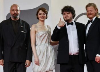 Αποθέωση για τον Γιώργο Λάνθιμο στην Βενετία: Καταχειροκροτήθηκε επί 7 λεπτά στην πρεμιέρα της «Bugonia»