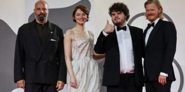 Αποθέωση για τον Γιώργο Λάνθιμο στην Βενετία: Καταχειροκροτήθηκε επί 7 λεπτά στην πρεμιέρα της «Bugonia»