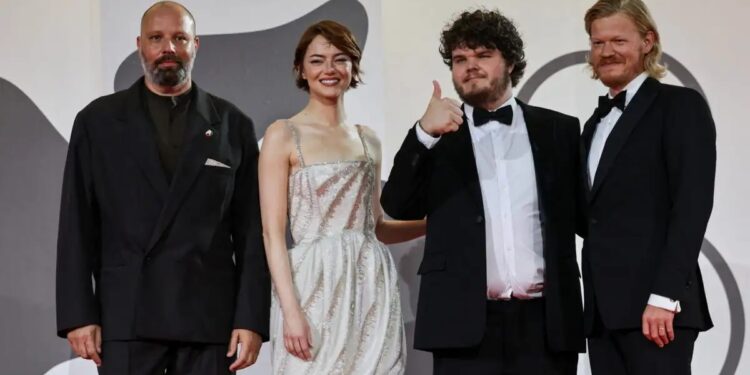 Αποθέωση για τον Γιώργο Λάνθιμο στην Βενετία: Καταχειροκροτήθηκε επί 7 λεπτά στην πρεμιέρα της «Bugonia»