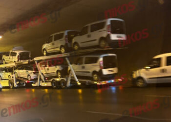 Νταλίκα μεταφοράς αυτοκινήτων «βρήκε» στην οροφή τούνελ στην Ποσειδώνος – Ένα από τα οχήματα έπεσε στο οδόστρωμα (ΦΩΤΟ)