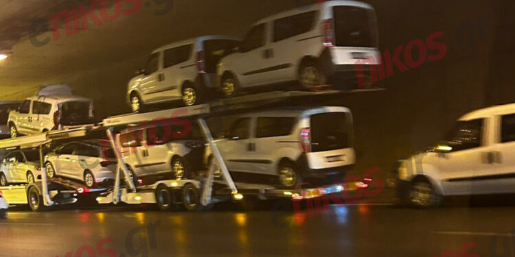 Νταλίκα μεταφοράς αυτοκινήτων «βρήκε» στην οροφή τούνελ στην Ποσειδώνος – Ένα από τα οχήματα έπεσε στο οδόστρωμα (ΦΩΤΟ)