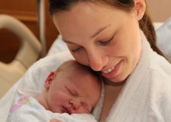 Γέννησα ένα παιδί εκτός γάμου και είναι όλοι εναντίον μου. Είμαι σε απόγνωση, δεν ξέρω τι να κάνω