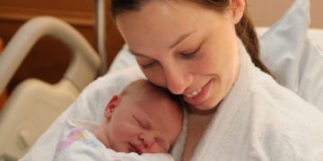 Alldaynews.gr Γέννησα ένα παιδί εκτός γάμου και είναι όλοι εναντίον μου. Είμαι σε απόγνωση, δεν ξέρω τι να κάνω