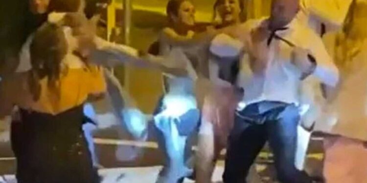 Σκηνές απείρου κάλλους σε γάμο: Η νύφη διάβασε τα μηνύματα του γαμπρού με την ερωμένη – Άγριο ξύλο στη δεξίωση οι συμπέθεροι