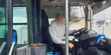 Το νέο βίντεο από την αρπαγή μωρού στον Πειραιά και η φωτογραφία του 17χρονου από λεωφορείο που παρίστανε τον ελεγκτή