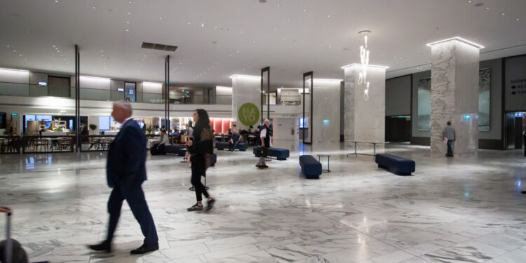 Θρίλερ: Έριξαν από το παράθυρο πρέσβη – Η σύζυγος του δήλωσε χθες την εξαφάνιση του λέγοντας ότι έλαβε ένα ανησυχητικό μήνυμα