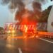 Alldaynews.gr ΕΚΤΑΚΤΟ – Φρικτό τροχαίο: Αυτοκίνητο τυλίχθηκε στις φλόγες μετά από σφοδρή σύγκρουση με άλλο όχημα – Απανθρακώθηκε ο οδηγός