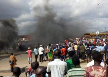 Αδιανόητη Φρίκη: Μουσουλμάνοι έκαψαν ζωντανή μια γυναίκα – Την κατηγόρησαν για βλασφημία