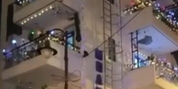 97 ημέρες πριν τα Χριστούγεννα: Στόλισαν ήδη πολυκατοικία στη Θεσσαλονίκη (video)